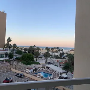 https://acogedor-estudio-en-primera-linea-de-playa.hotelsinnerja.org